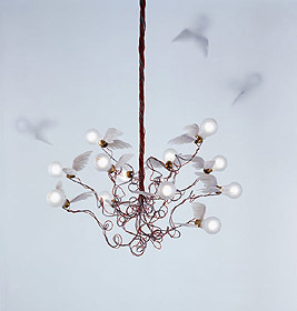 Birdie LED Kronleuchter: Design-Hängeleuchte mit geflügelten Glühbirnen von Ingo Maurer für stimmungsvolle Beleuchtung.