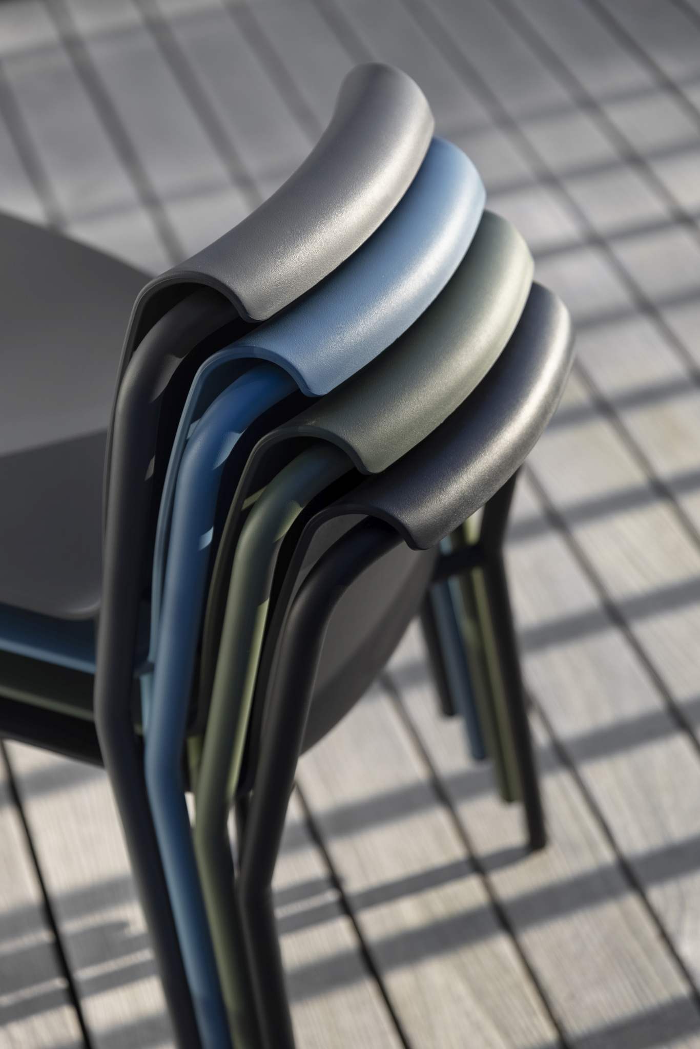 Gestapelte Nami Dining Chairs von Houe für den Außenbereich in verschiedenen Farben. Gartenstuhl aus Metall.