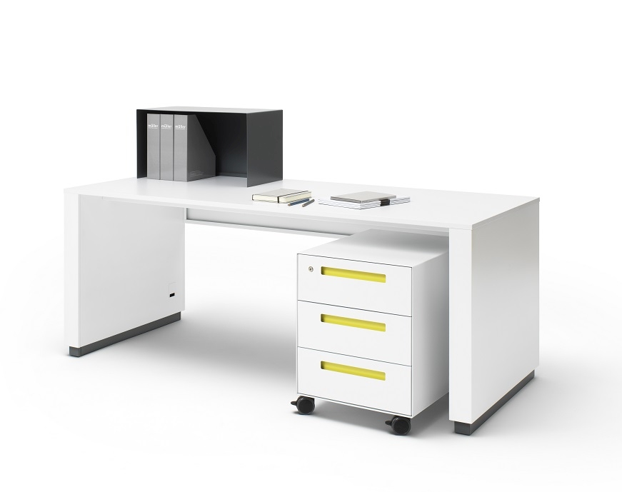 Weißer Schreibtisch mit Rollcontainer WR40 von Müller Möbelfabrikation, gelbe Griffe, Ordnerablage, Notizbücher und Stifte.