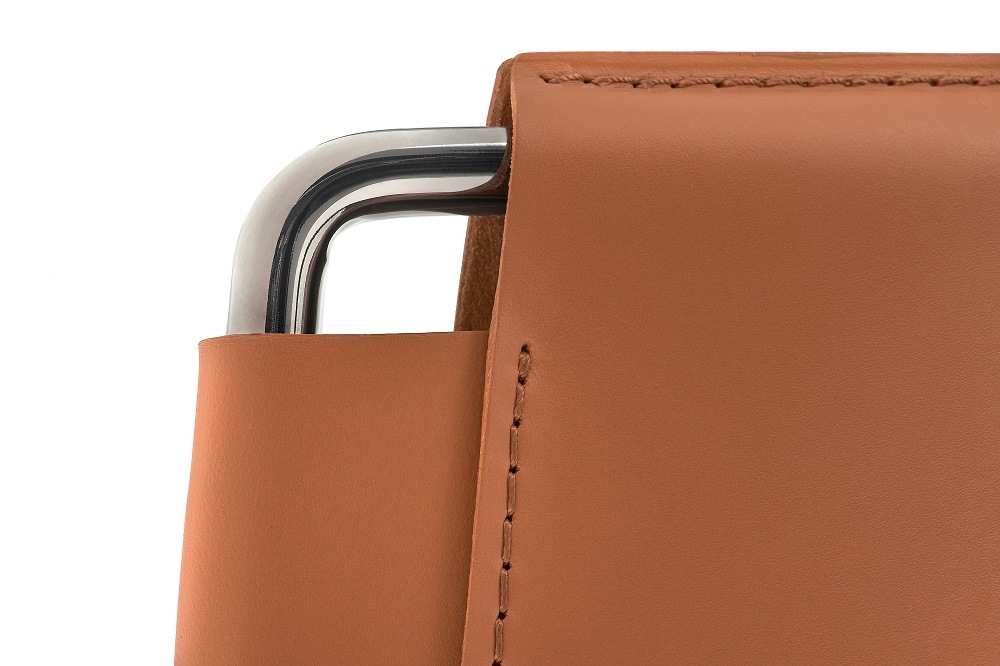 Detailaufnahme: Neil Lederstuhl von MDF Italia, braunes Leder, Chromgestell.