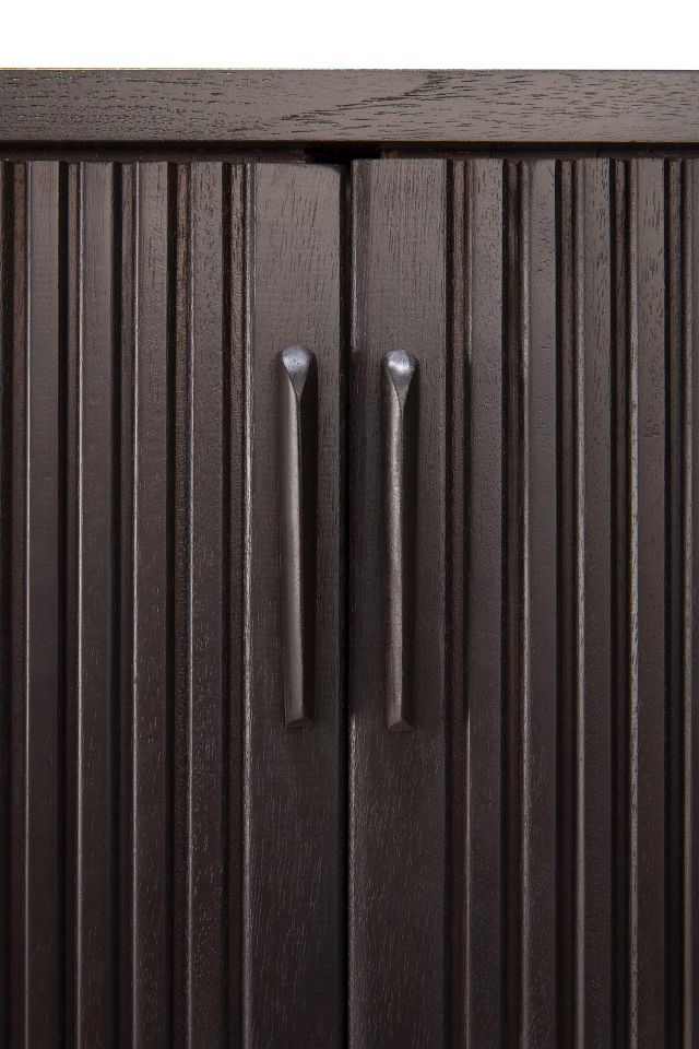 Detailaufnahme: Ethnicraft Roller Max Anrichte mit zwei Türen aus schwarzem Teakholz. Geriffelte Front, elegante Griffe.