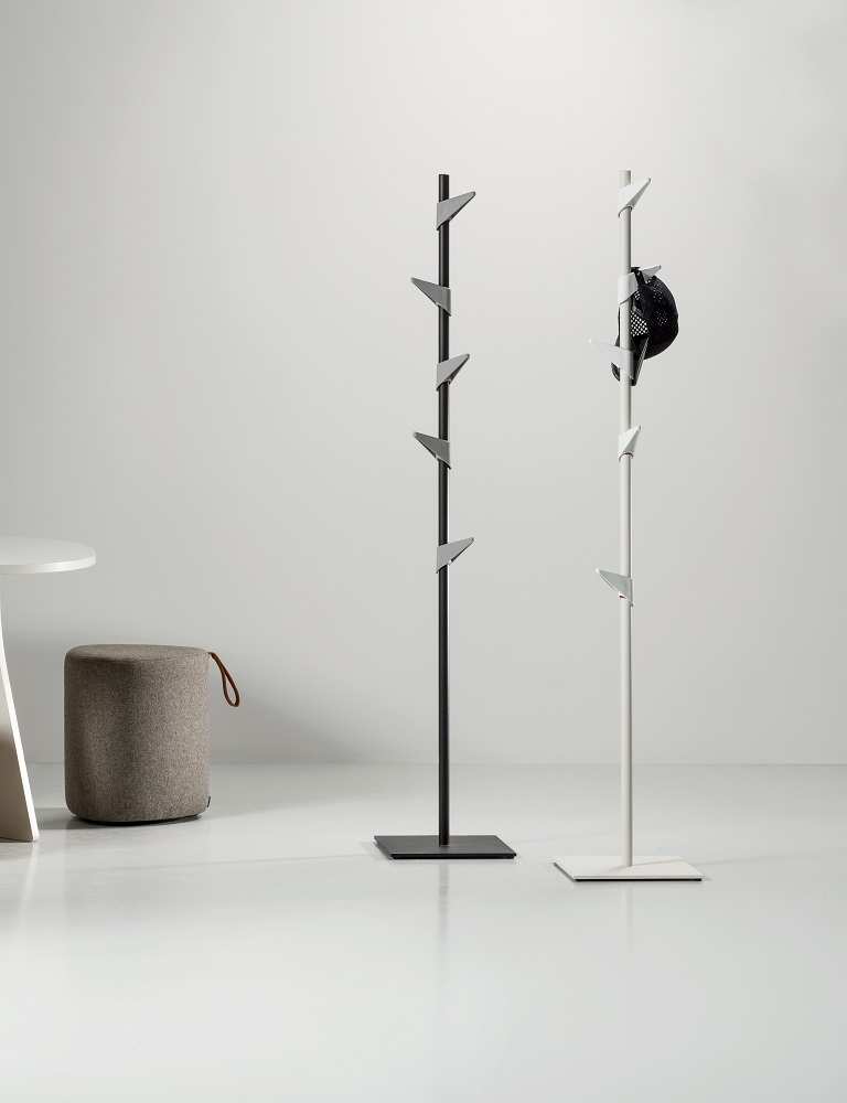 Zwei Cascando Standgarderoben: Eine schwarze und eine weiße Garderobe mit Haken für Jacken und Hüte.