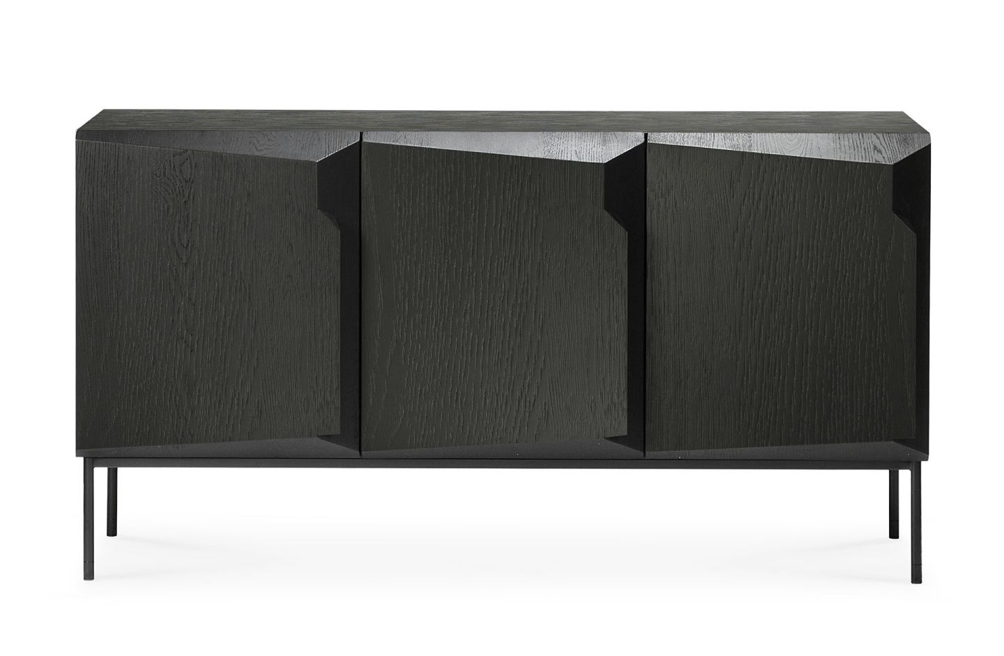 Stairs Anrichte von Ethnicraft: Schwarze Eichenholz Kommode mit drei Türen und Metallgestell.