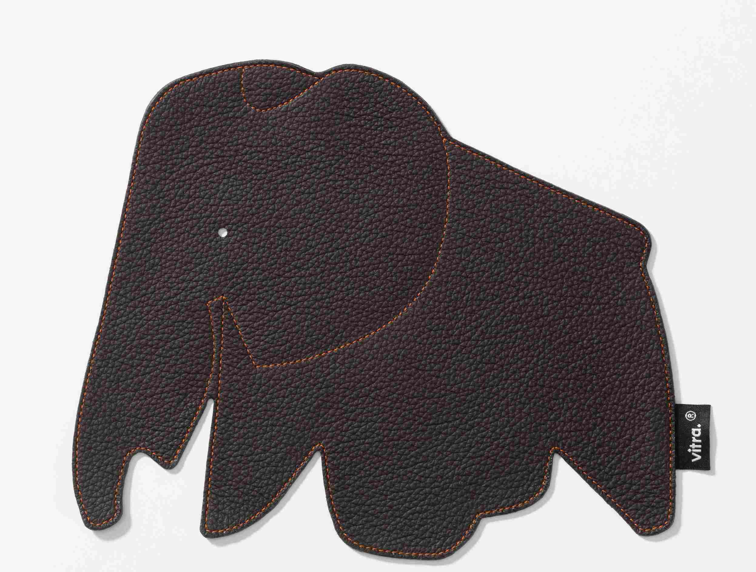 Schokoladenbraunes Elephant Pad Mousepad von Vitra in Elefantenform mit orangenen Ziernähten auf weißem Hintergrund.