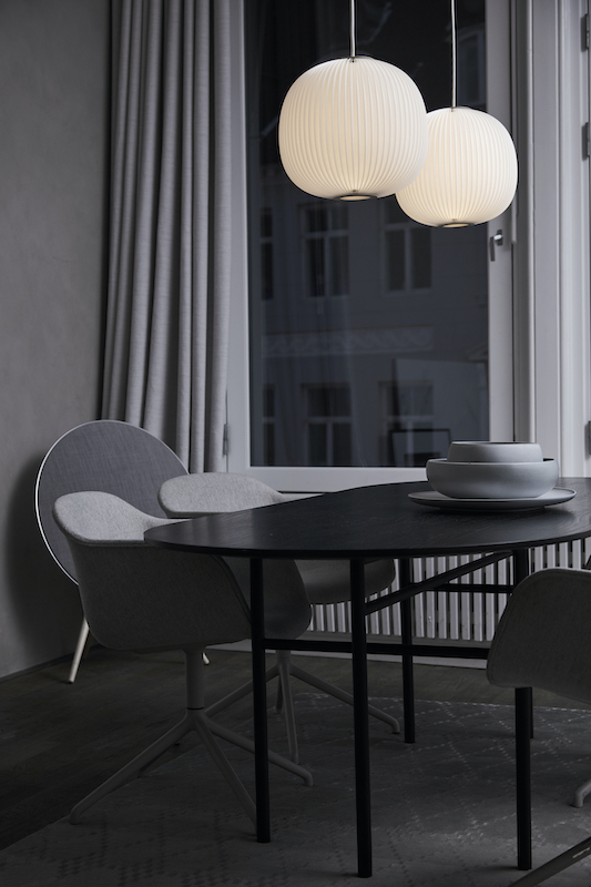 Zwei Lamella Pendelleuchten von Le Klint in Schwarz über einem Esstisch. Designleuchte für Wohnraum.