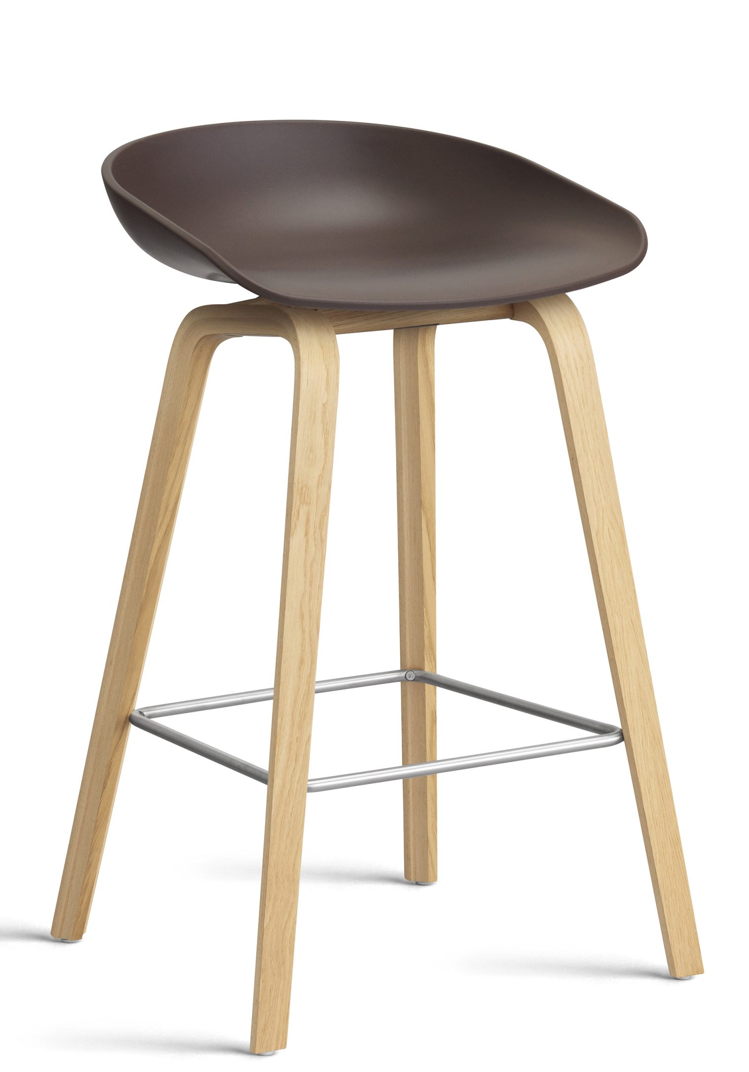 About a Stool AAS32 Barhocker in Raisin: Niedriger Hocker mit Holzbeinen und Fußstütze.