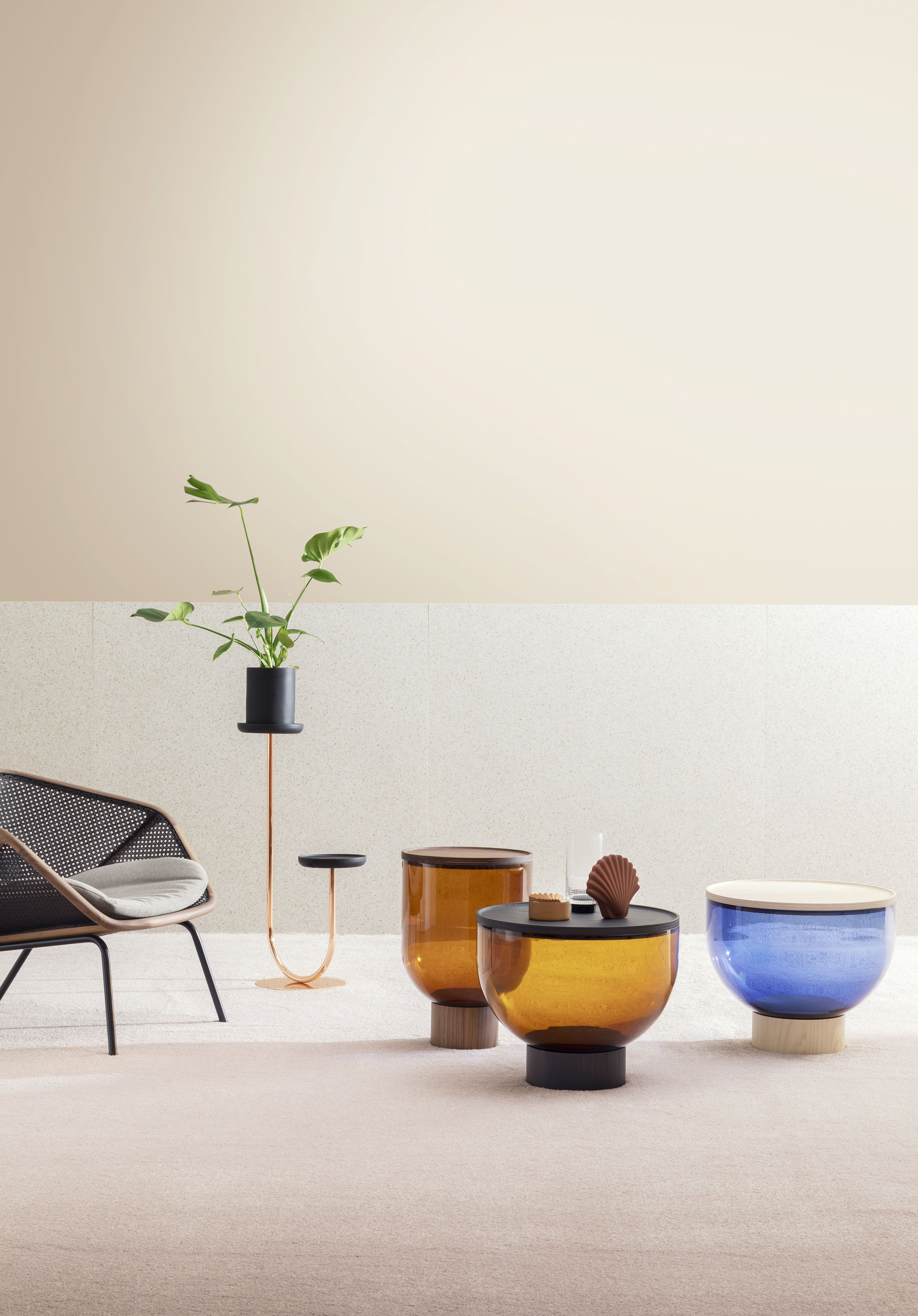 Mastea Beistelltisch von Miniforms in verschiedenen Farben und Ausführungen im modernen Wohnzimmer.