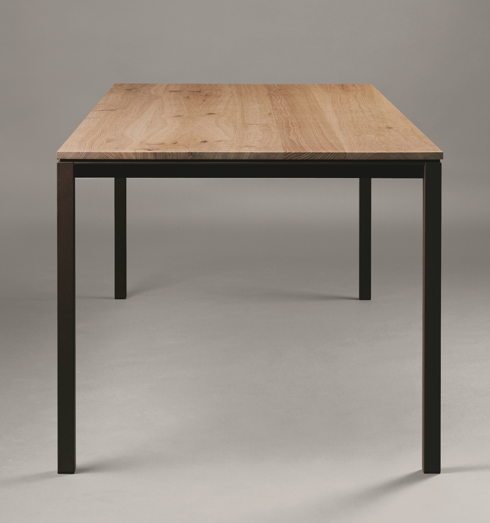 Janua S 600 Tisch mit Eichenholzplatte und schwarzem Stahlgestell, moderner Esstisch.