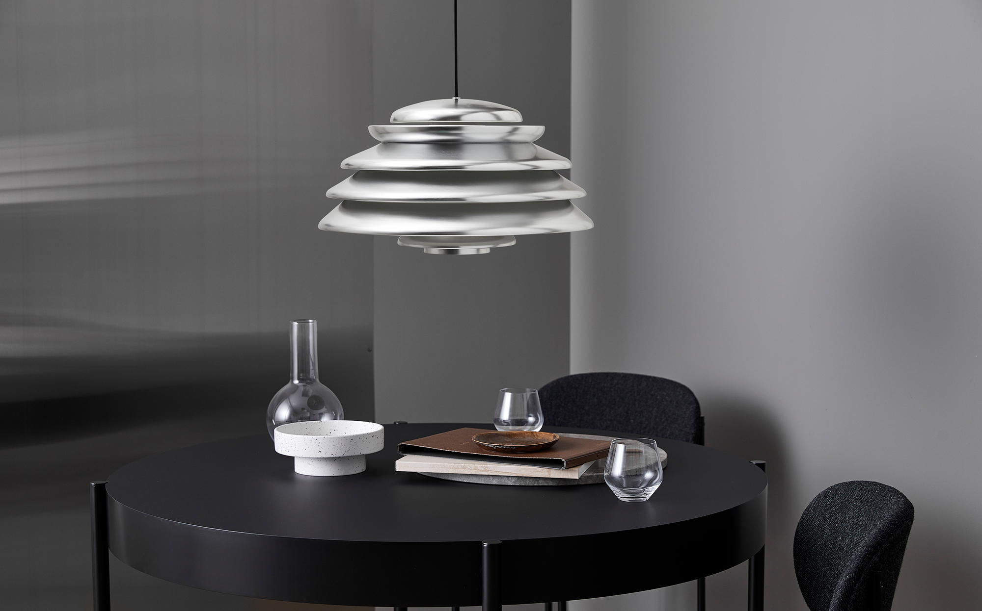 Hive Pendelleuchte von Verpan aus Aluminium über einem Esstisch, modernes Design.