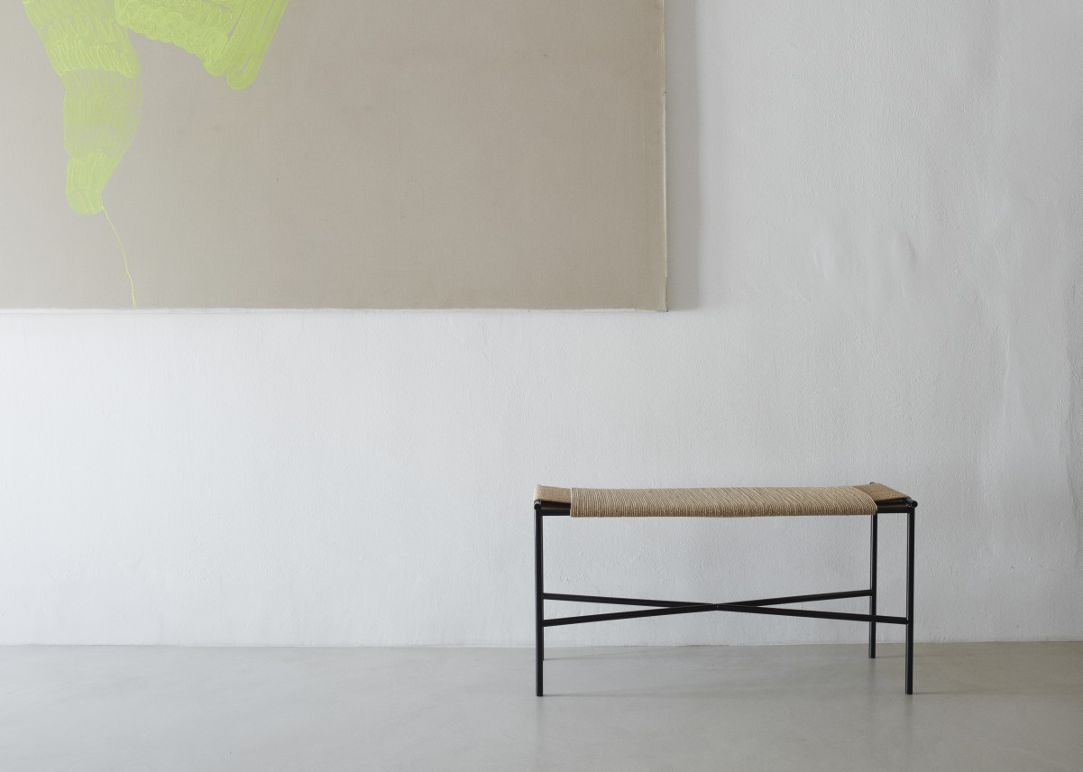Vent Bank von Skagerak by Fritz Hansen, minimalistische Sitzbank mit schwarzem Metallgestell und geflochtener Sitzfläche.