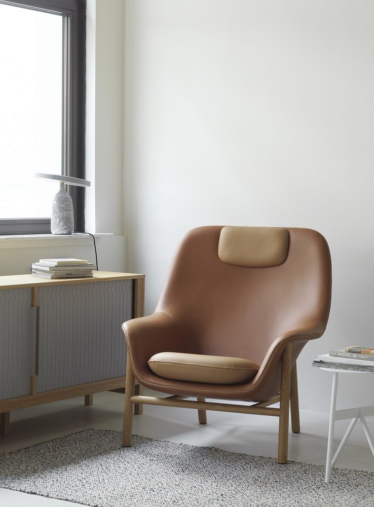 Brauner Drape Lounge Sessel mit Kopfstütze von Normann Copenhagen, bequemer Ledersessel für Wohnzimmer.
