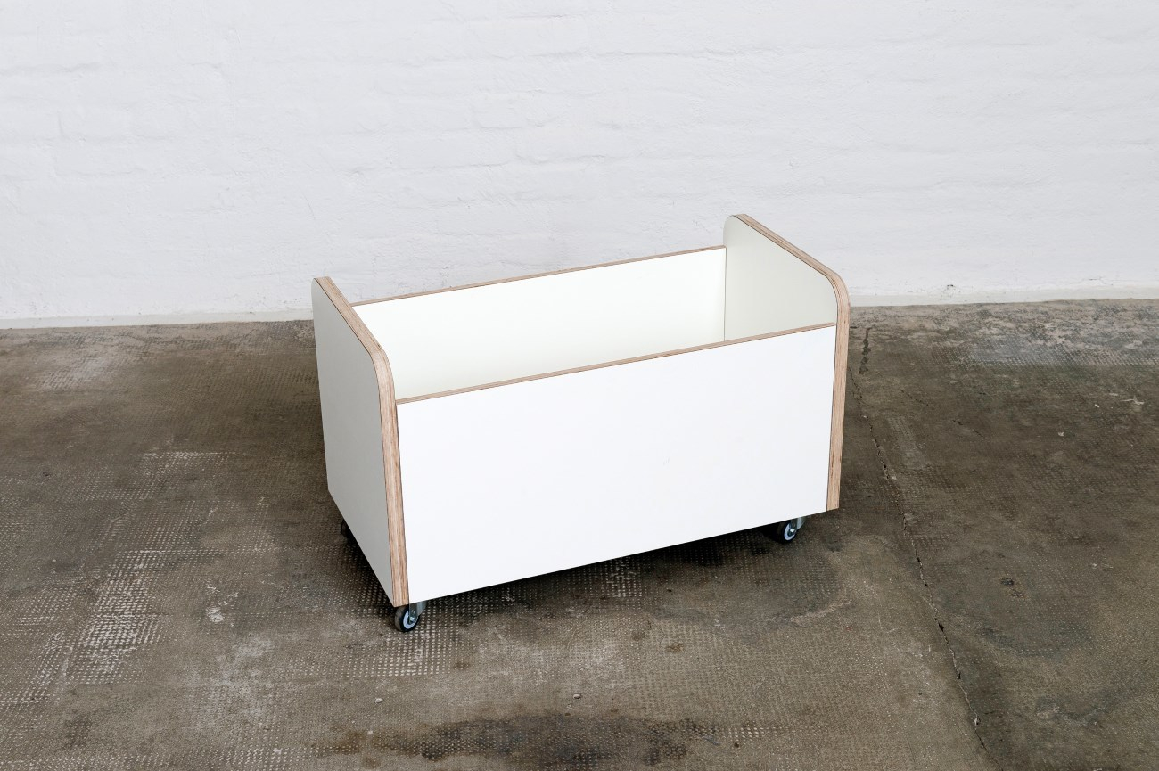 Weiße Growing Table Rollbox Truhe aus Holz mit Rollen, ideal zur Aufbewahrung.