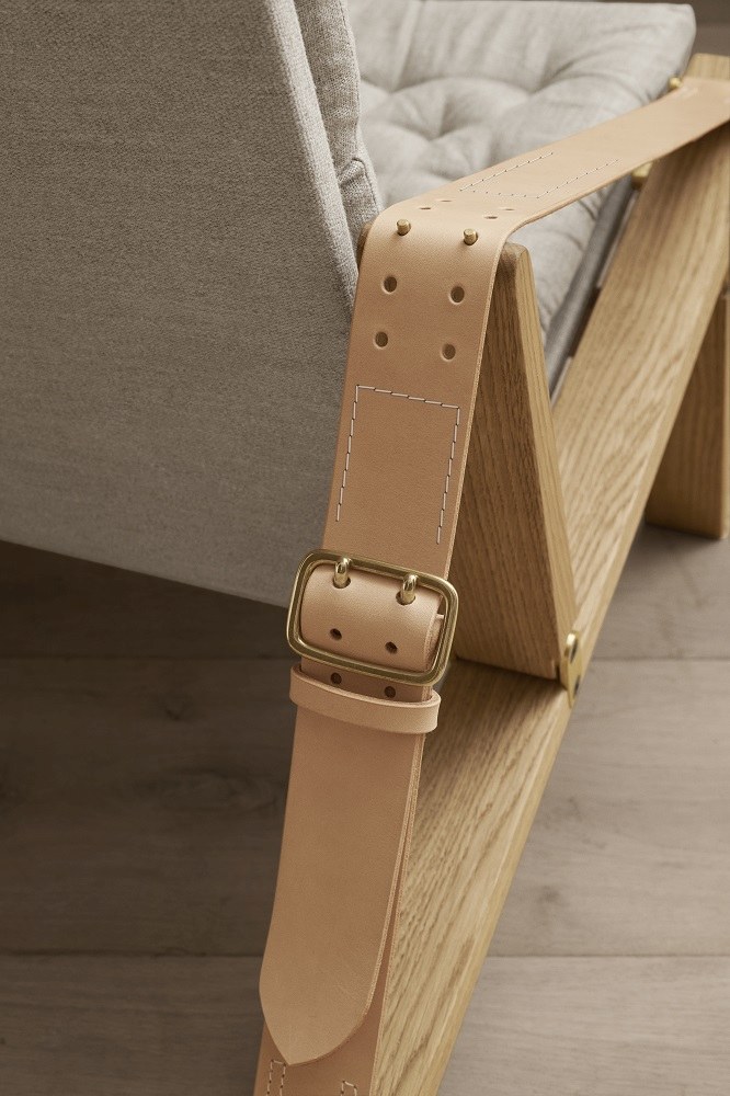 Detailaufnahme: FK11 Plico Chair Sessel von Carl Hansen & Søn mit Lederriemen und Holzrahmen.