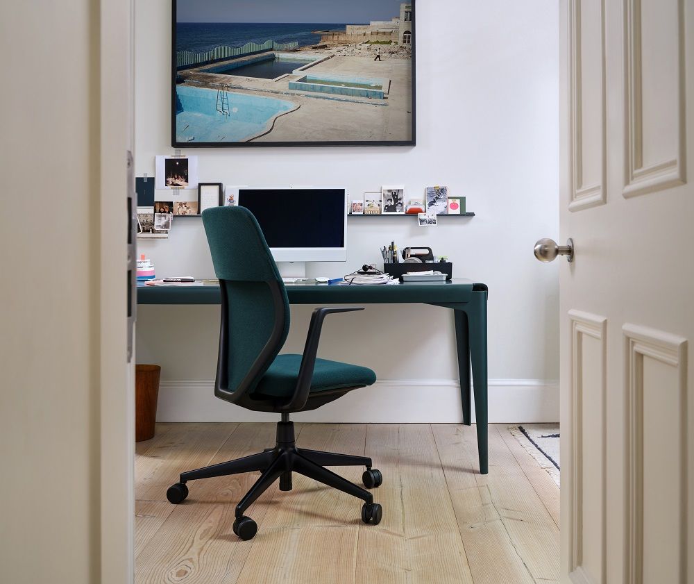 Büro: Grüner ACX Soft Bürodrehstuhl von Vitra am Schreibtisch, ergonomischer Arbeitsplatz mit modernem Design.