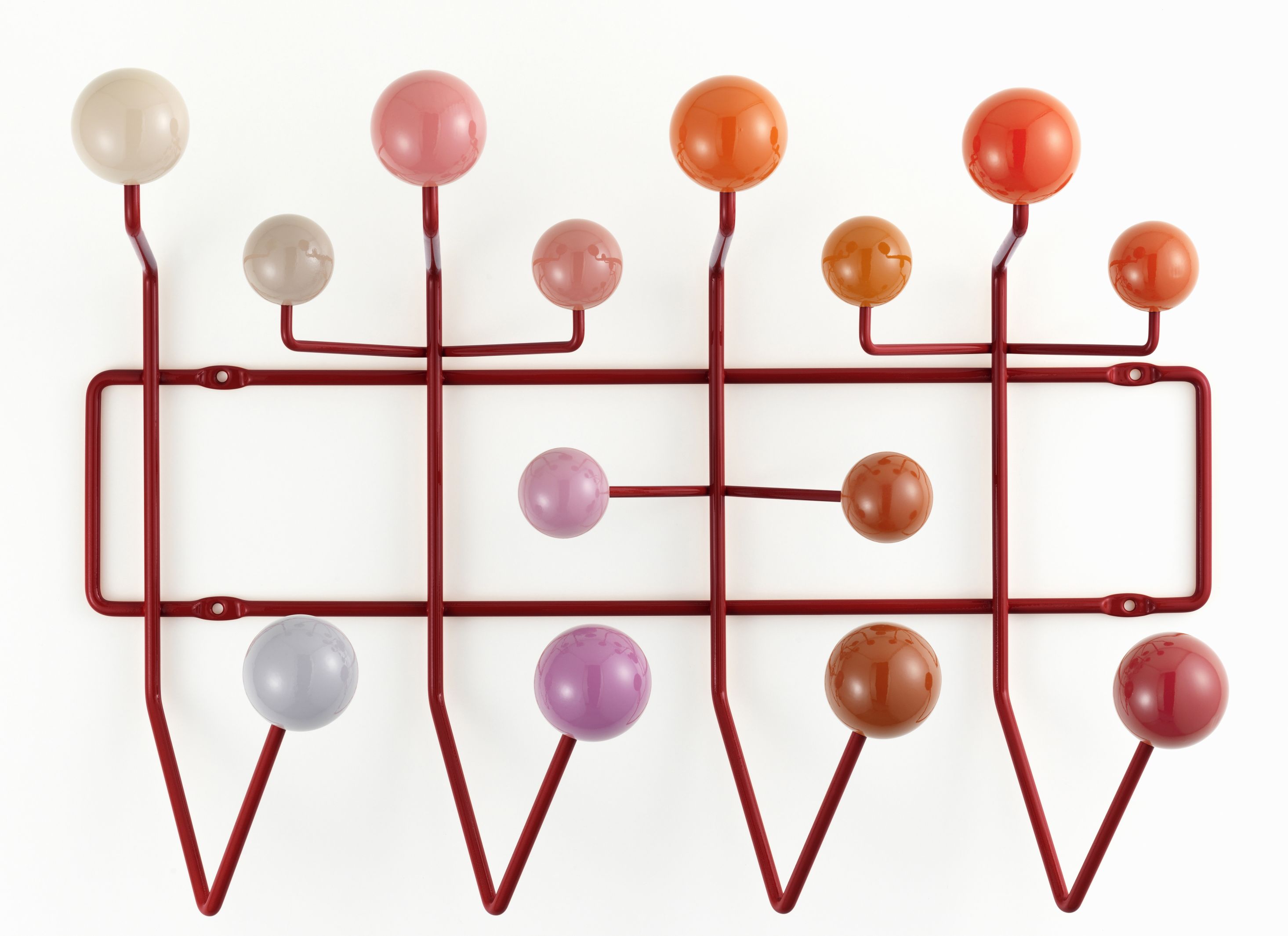 Eames Hang it all Garderobe von Vitra in Rot mit bunten Holzkugeln auf weißem Hintergrund.