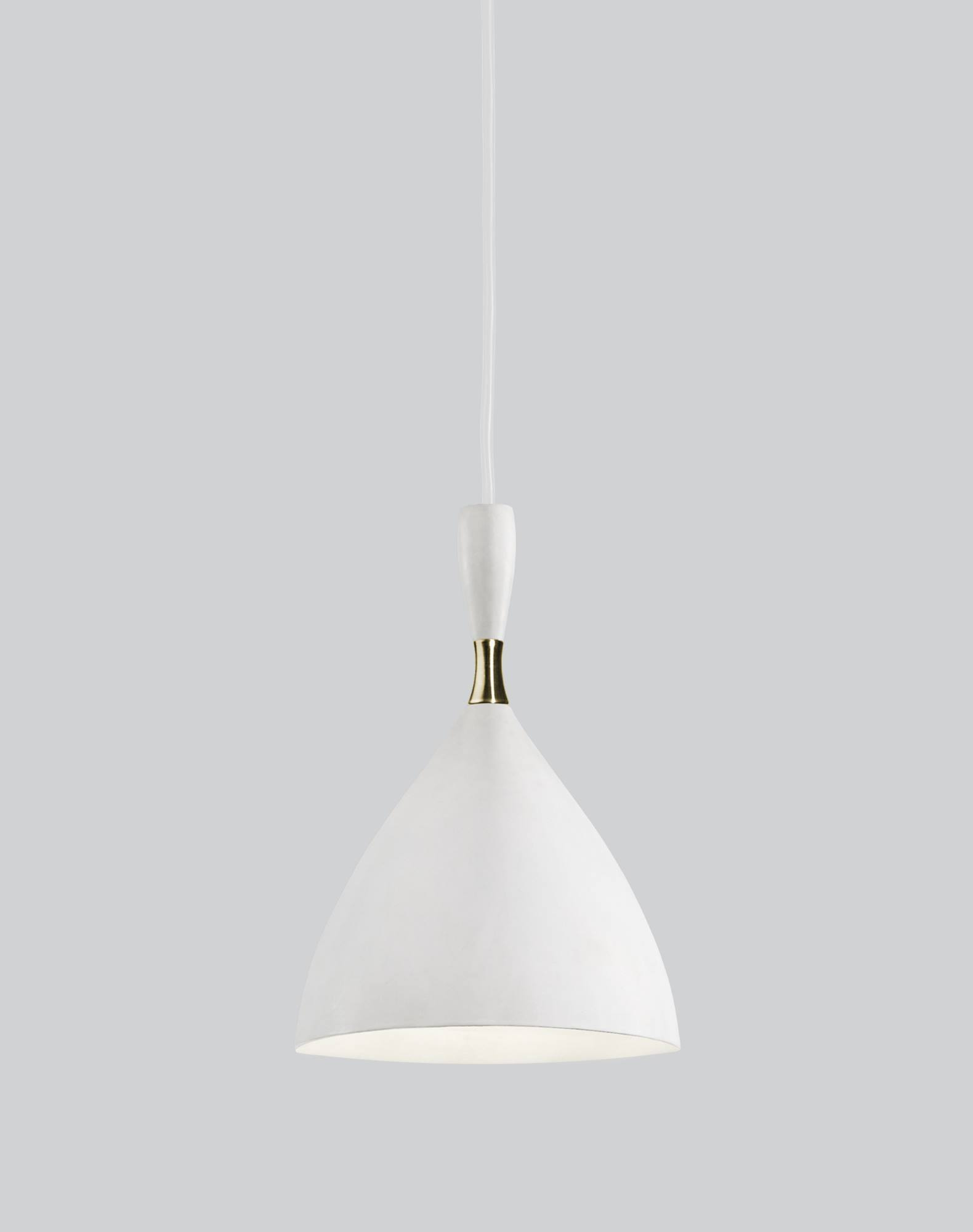 Weiße Dokka Pendelleuchte von Northern, moderne Hängelampe mit goldfarbenem Detail für stilvolle Innenbeleuchtung.