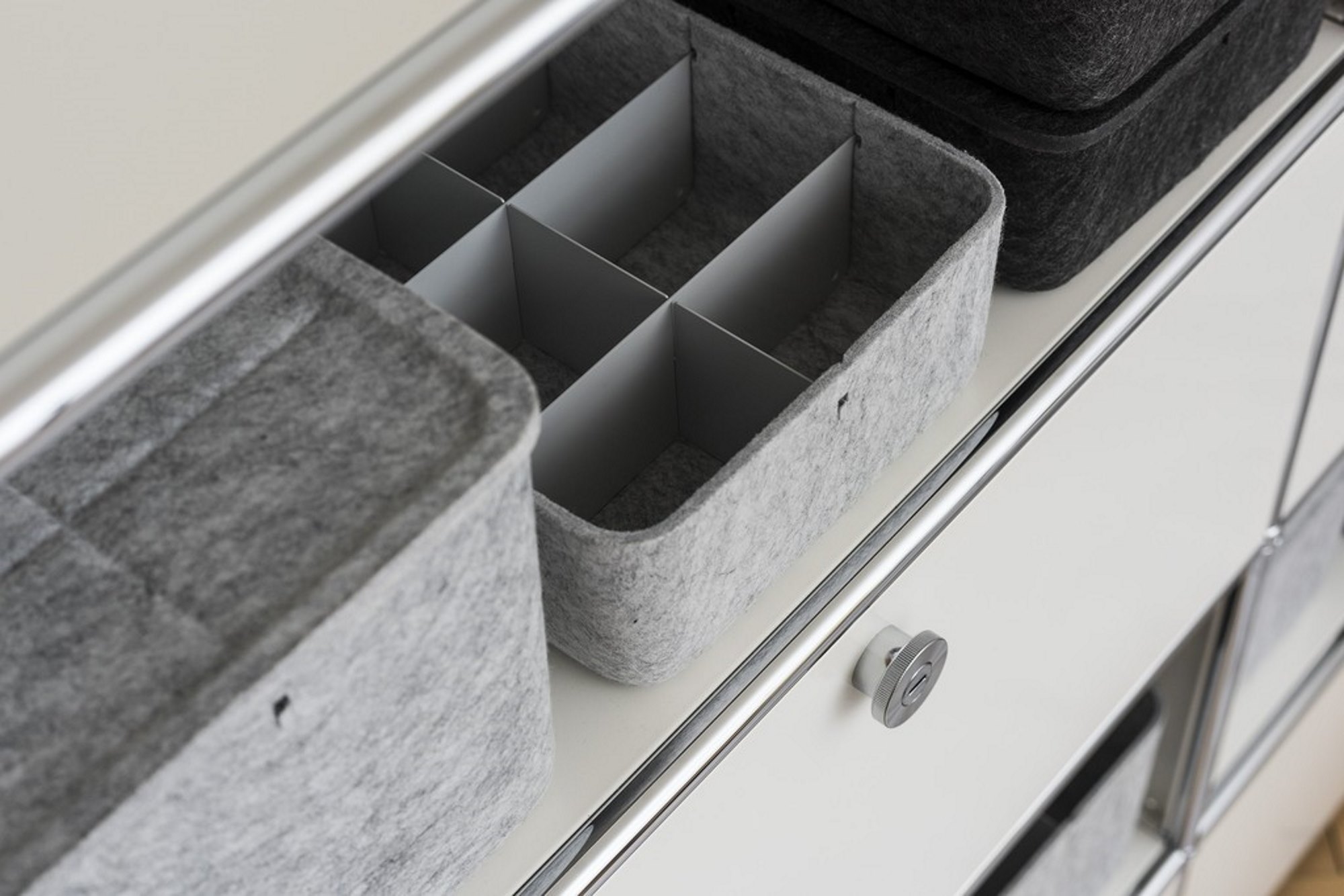 USM Haller Inos Box in Dunkelgrau, hoch, zur Aufbewahrung und Organisation im USM Möbelbausystem.