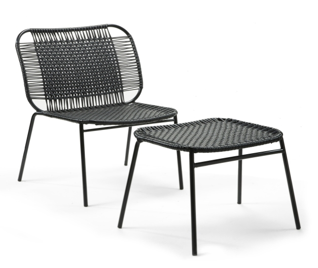 Schwarzer Cielo Footstool Outdoor Fußhocker von ames neben passendem Sessel, geflochtene Sitzfläche.