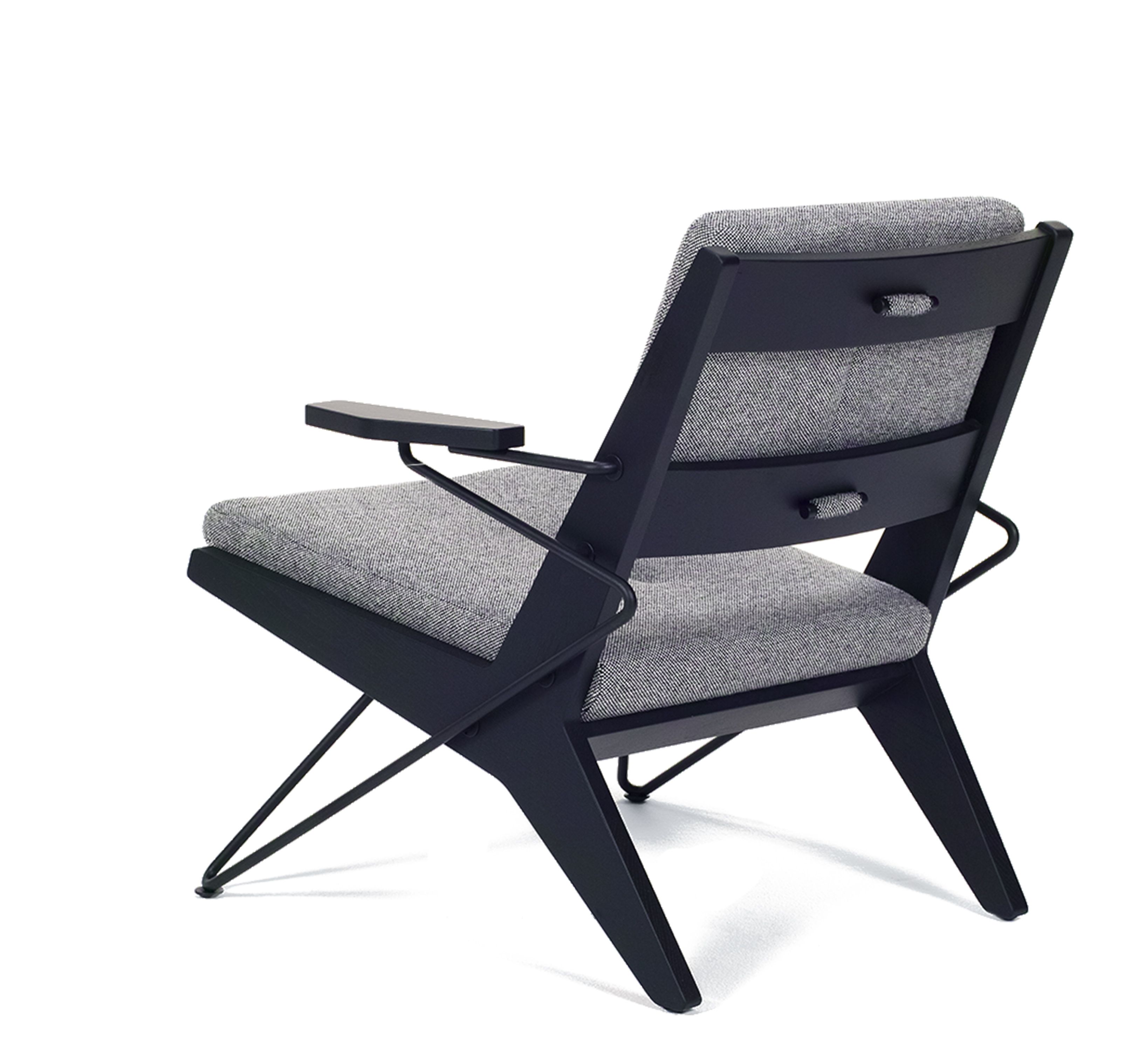 Toggle Sessel Metall Prostoria von hinten, moderner Lounge Sessel mit grauem Stoffbezug und dunklem Metallgestell.