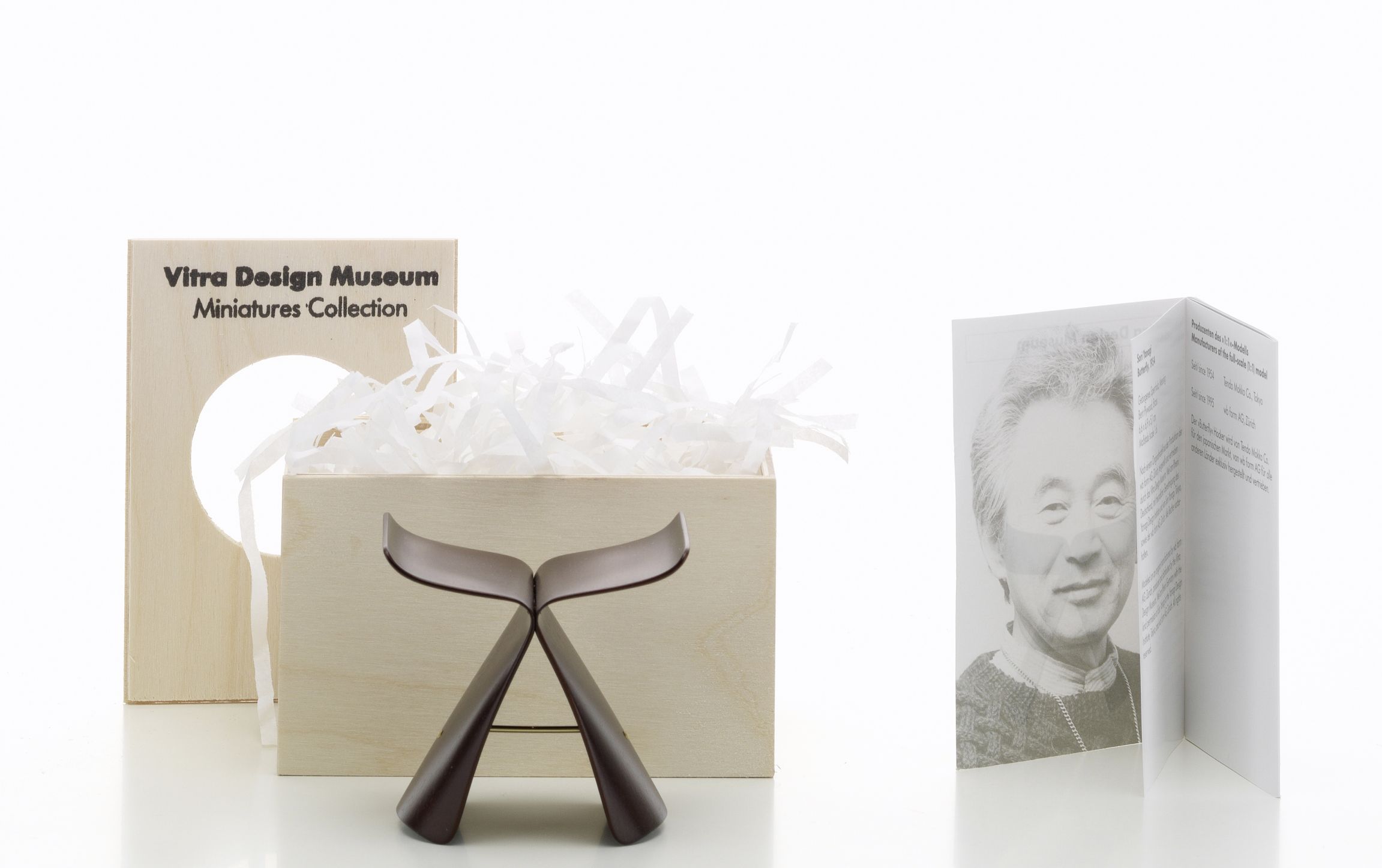 Brauner Butterfly Stool Miniatur Hocker von Vitra, Teil der Design Museum Miniatures Collection.