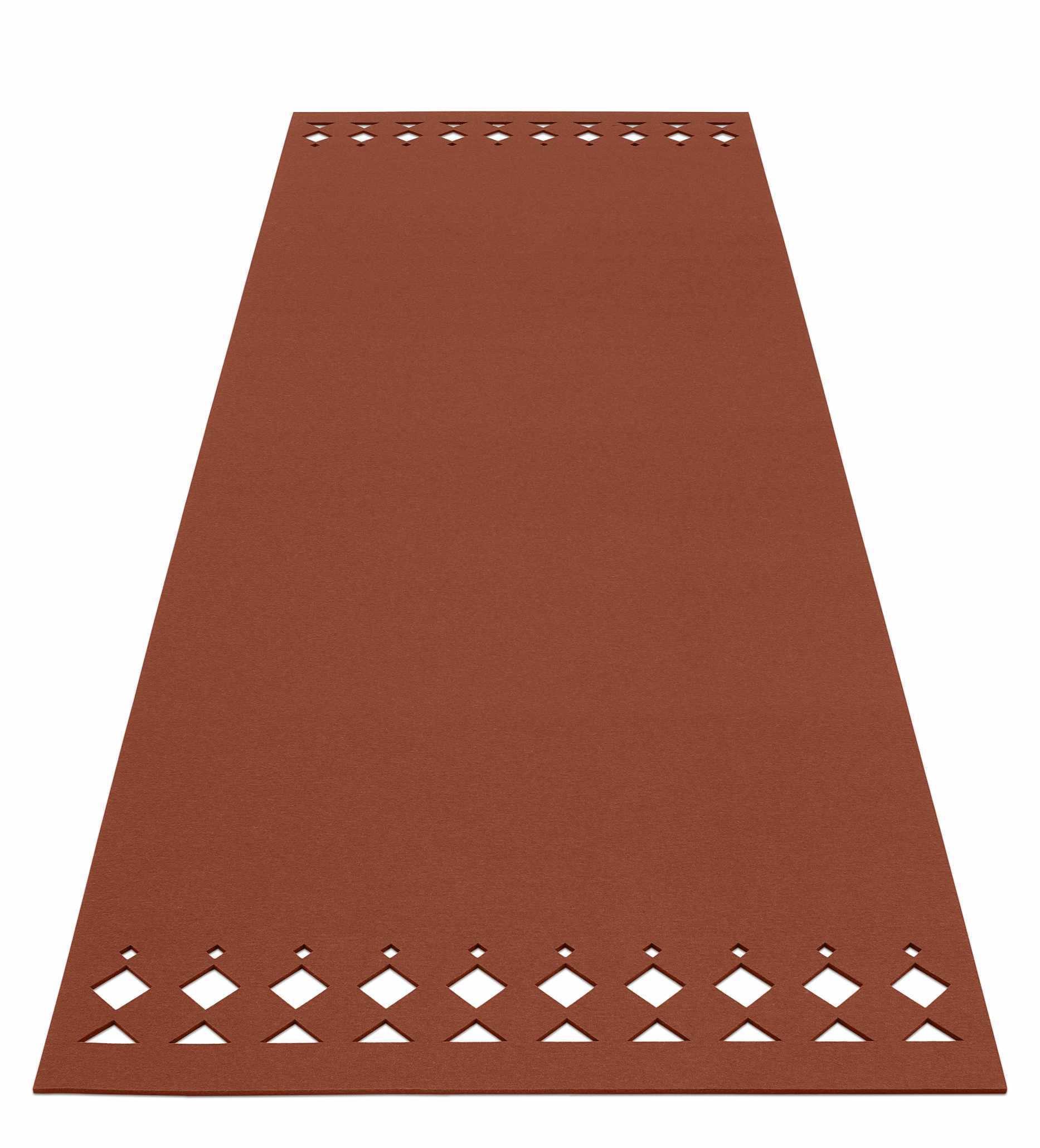 Teppich Rana von Hey Sign in Eisenrot, ein Wollfilzteppich mit dekorativen, gestanzten Rändern.