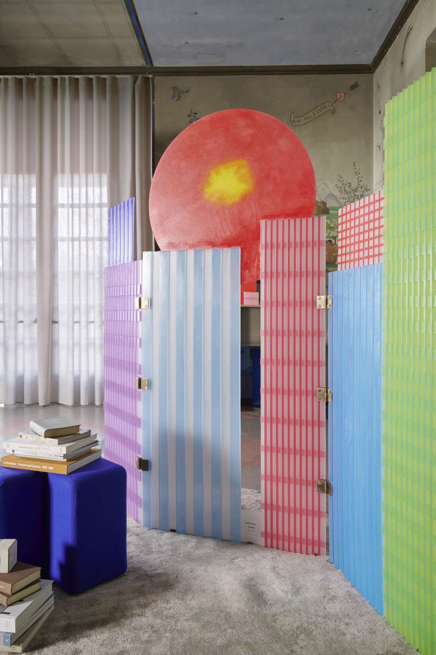 Farbenfroher Cassina Paravent "343 Tramonto a New York" als Raumteiler im Interieur. Design und Sichtschutz.