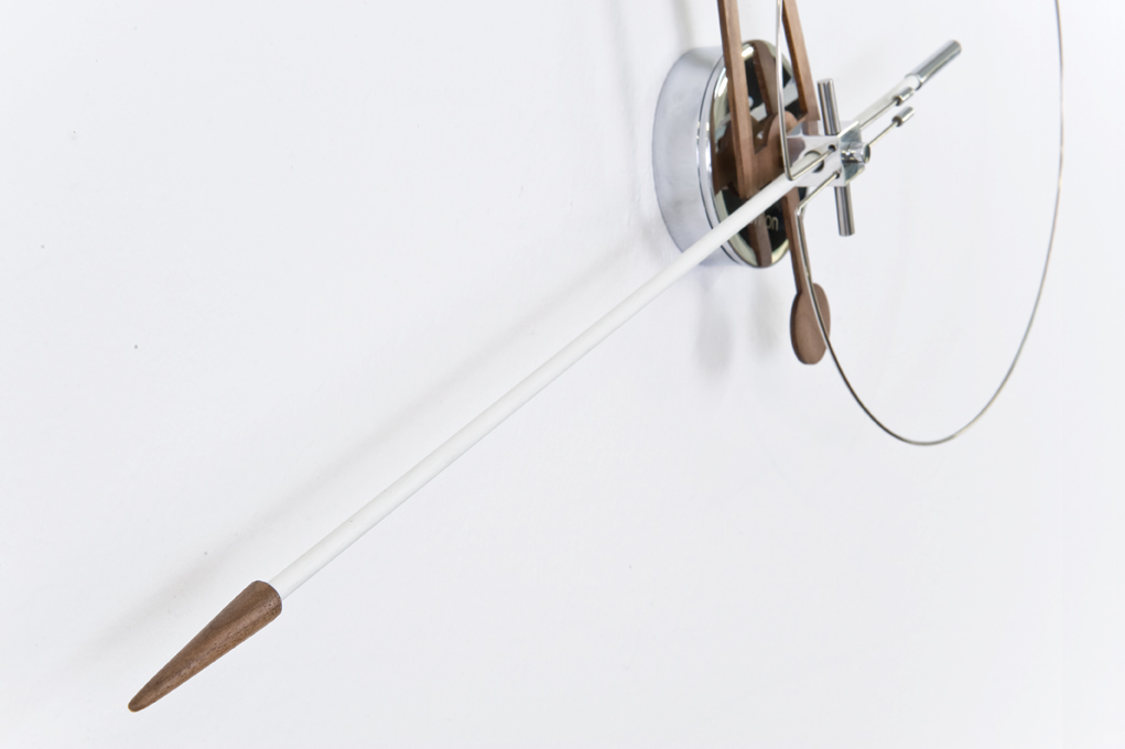 Detailaufnahme der Cris Wanduhr von Nomon, modernes Design mit Holz und Metall.