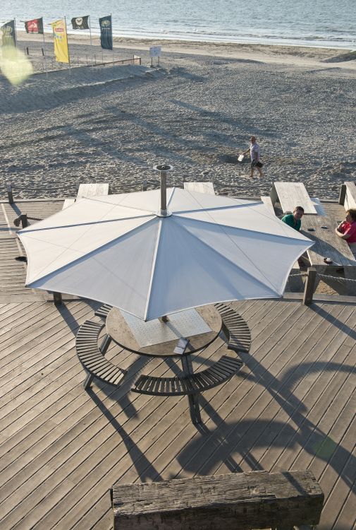 Gargantua Picknicktisch mit Sonnenschirm am Strand. Outdoor Möbel für Gastronomie und Garten.