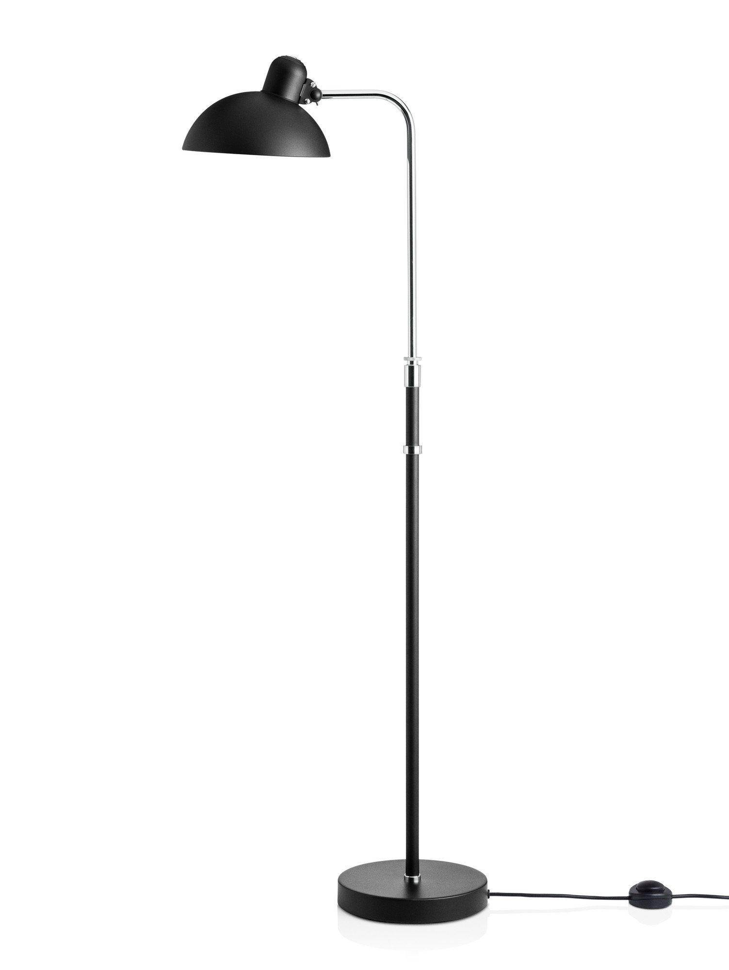 Schwarze KAISER idell Stehleuchte mit Chromdetails, eine moderne Design-Lampe für Wohnzimmer und Büro.