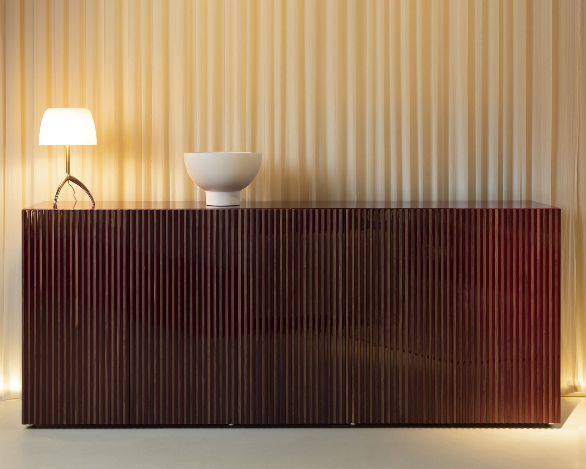 Weinrote Leon Decor Anrichte mit vier Türen und vertikalen Holzlamellen. Moderne Kommode für Wohnzimmer und Esszimmer.