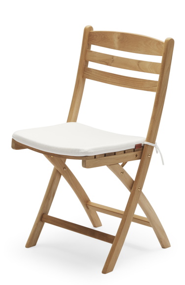 Selandia Stuhlkissen: Weißes Outdoor-Sitzkissen auf einem Holzstuhl für Garten oder Terrasse.