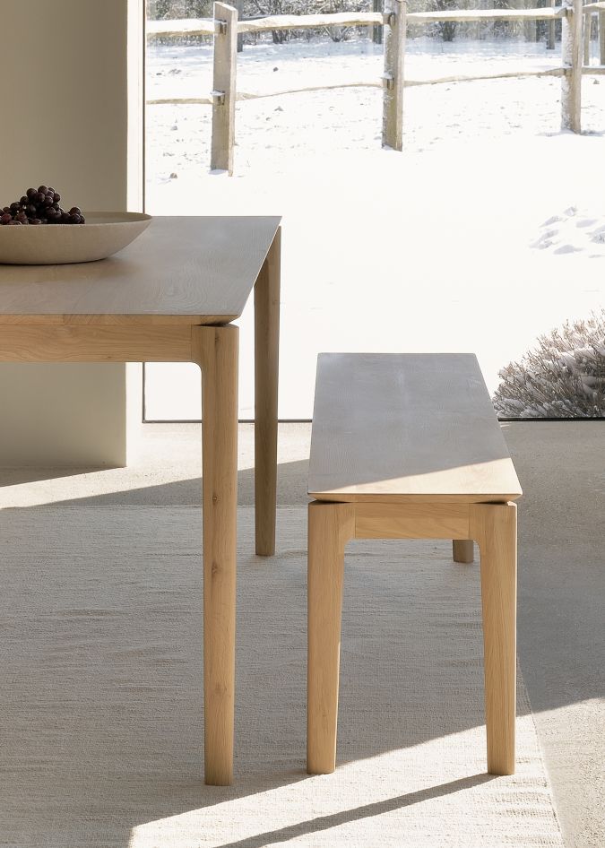 Helle Bok Bank aus Eiche von Ethnicraft neben einem Esstisch aus Massivholz.