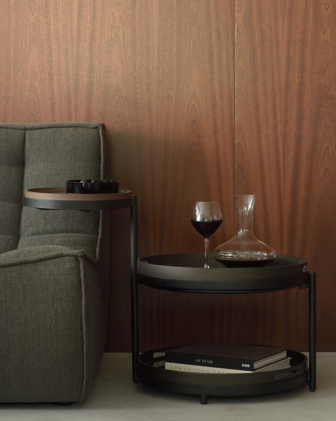 Detailaufnahme des N701 Sofas von Ethnicraft in Moosgrün mit Beistelltischen und Dekoration.