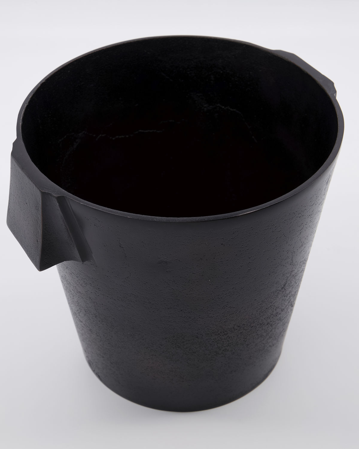 Schwarzer Buck Weinkühler von House Doctor, ein stilvoller Kübel für Wein und Getränke.