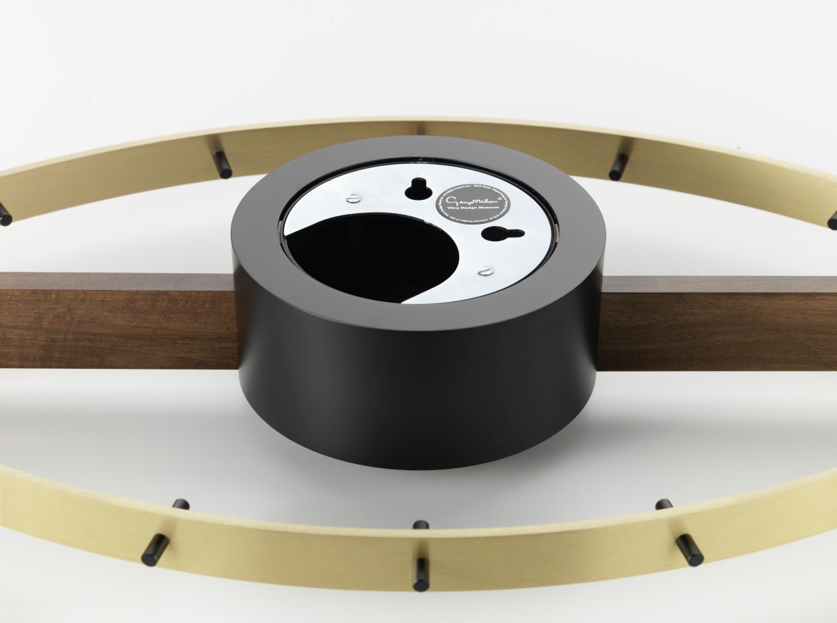 Detailaufnahme der Rückseite der Eye Clock Wanduhr von Vitra mit Messingring und Holz.