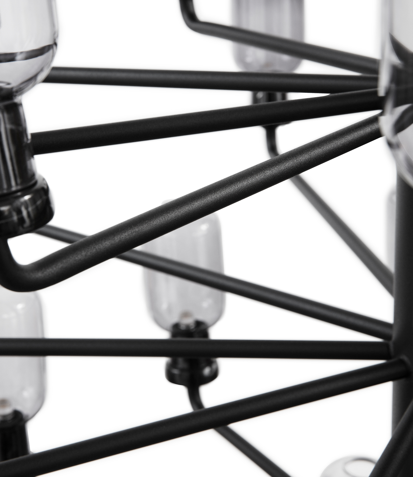 Detailaufnahme der Amp Chandelier Pendelleuchte in Rauchglas und Schwarz, moderne Hängeleuchte.