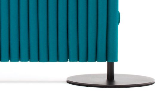 Detailaufnahme des Hey Sign Welle Paravents in Türkis mit Tellerfüßen, ideal als Raumteiler und Sichtschutz.