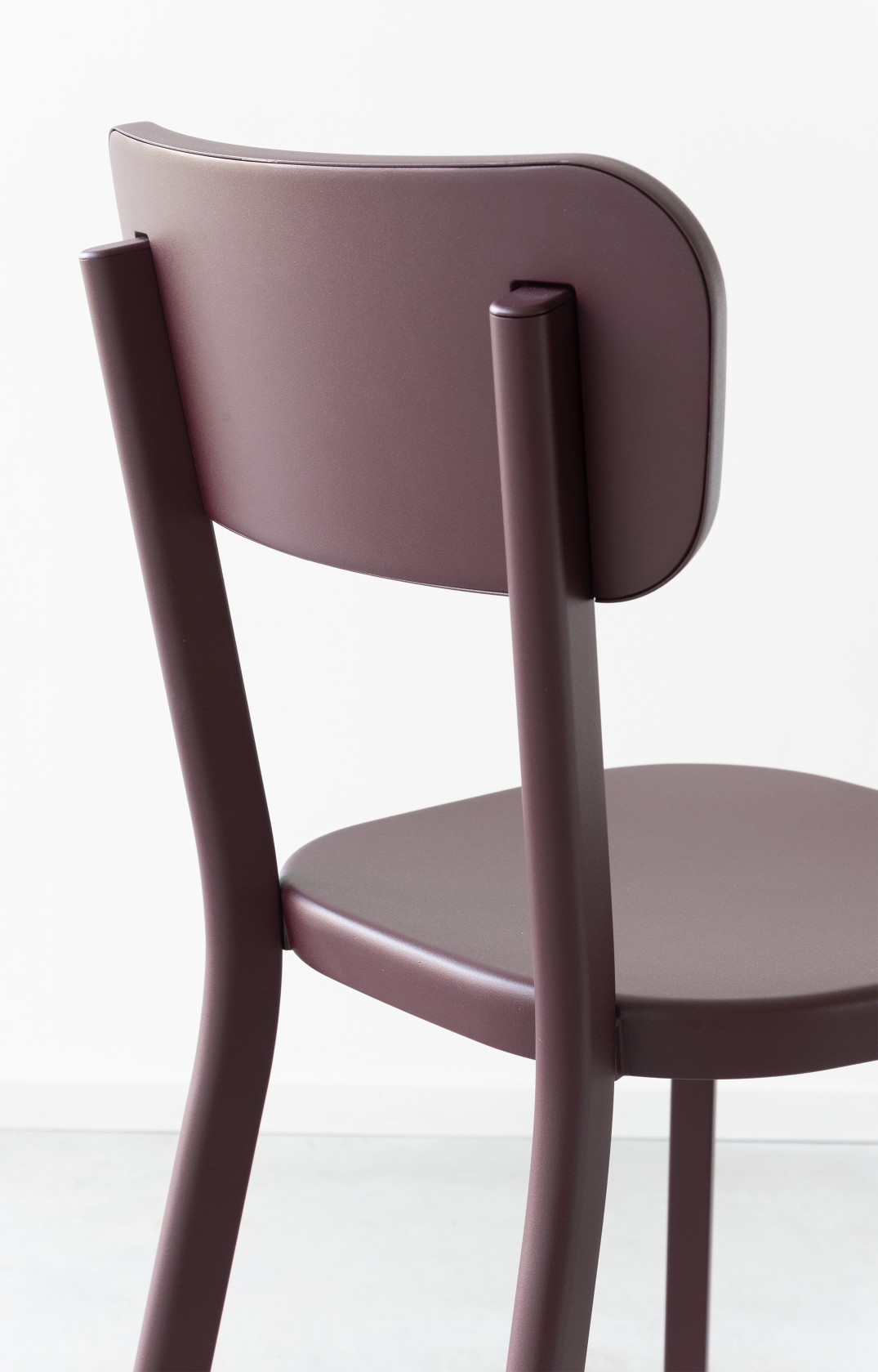 Nahaufnahme der Rückseite eines auberginefarbenen Déjà-vu Stuhls von Magis, moderner Designstuhl für Esszimmer und Wohnbereich.
