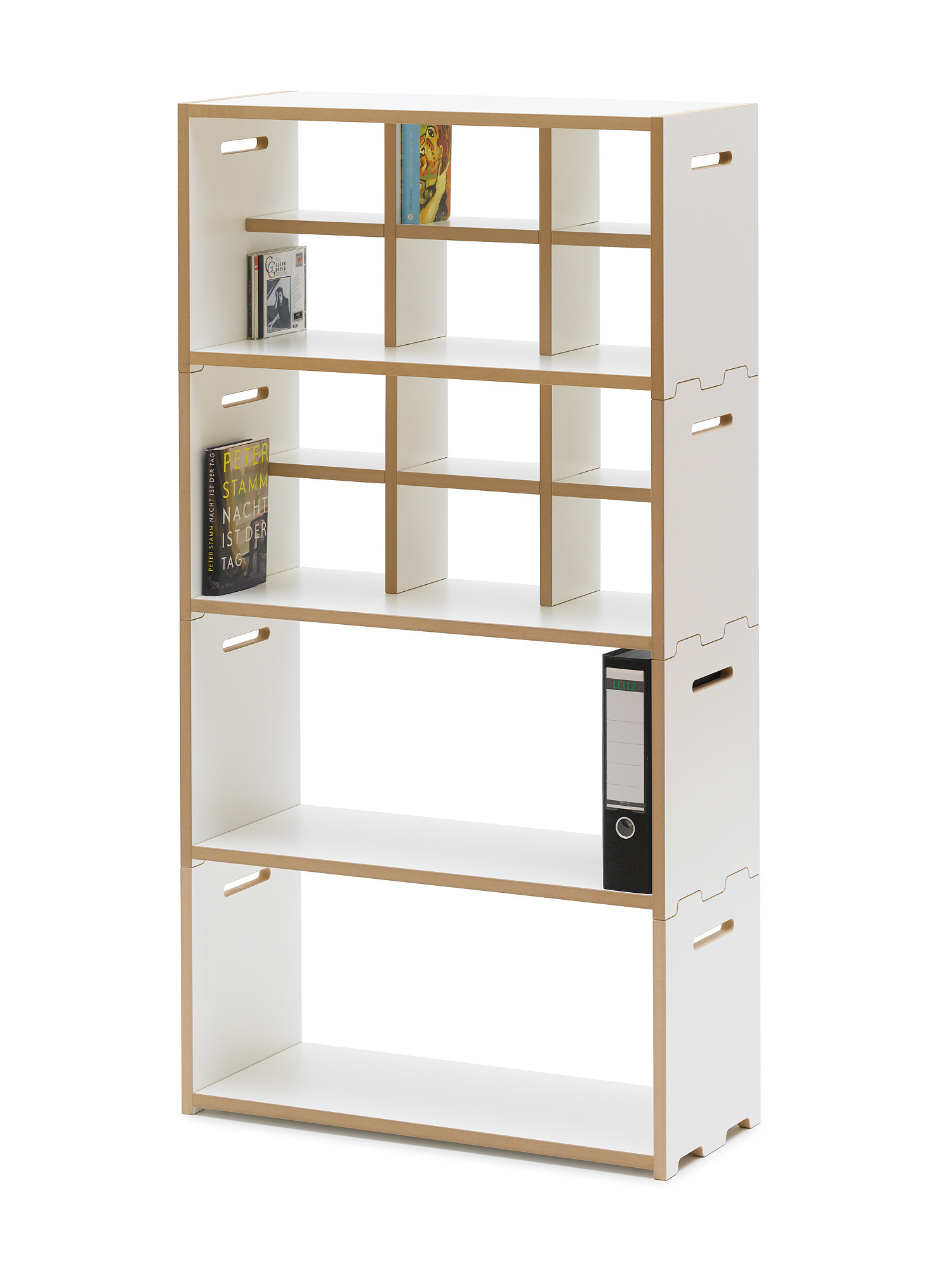 Weißes Tojo Hochstapler Regal mit Fächern und Büchern, modernes modulares Regalsystem für Wohnzimmer und Büro.