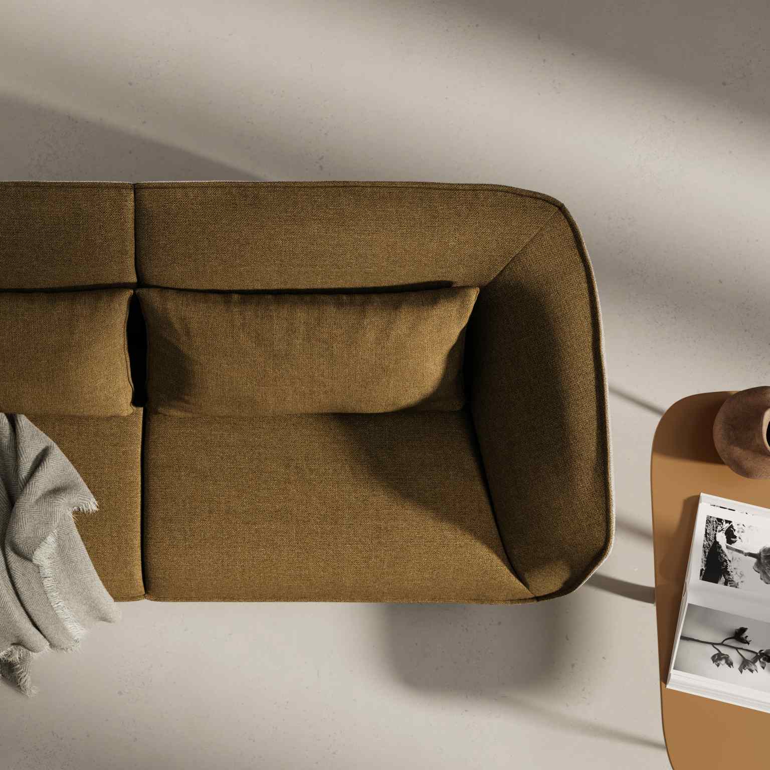 Draufsicht: Modernes, braunes Nook Sofa mit Kissen und Beistelltisch, stilvolles Wohnzimmer-Interieur.