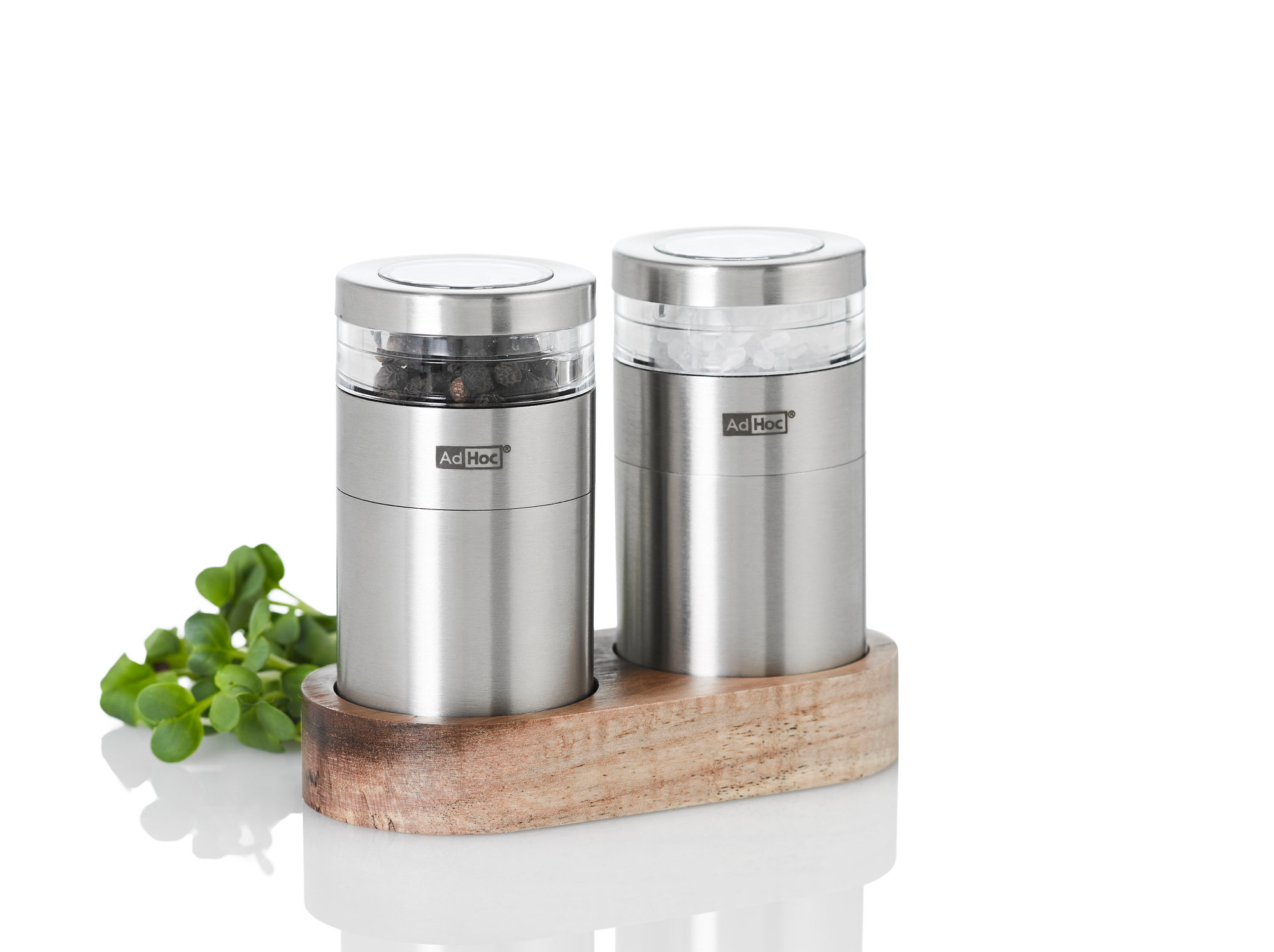 AdHoc Molto Menage: Pfeffermühle und Salzmühle aus Edelstahl auf Holztablett.