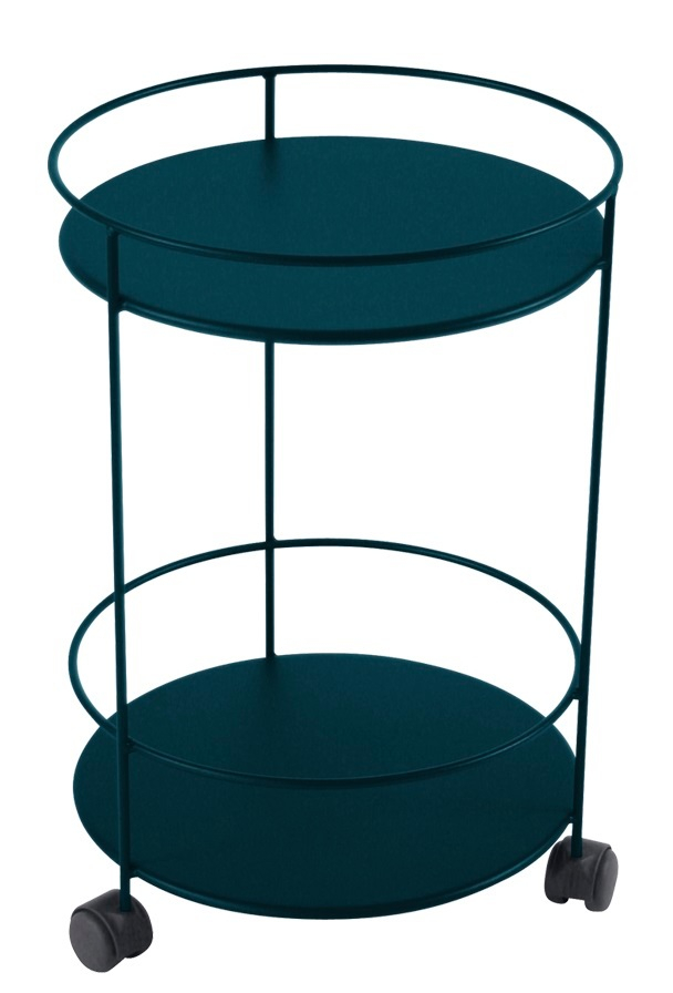 Guinguette Outdoor Beistelltisch auf Rollen von Fermob, blau, mit zwei Ablageflächen.