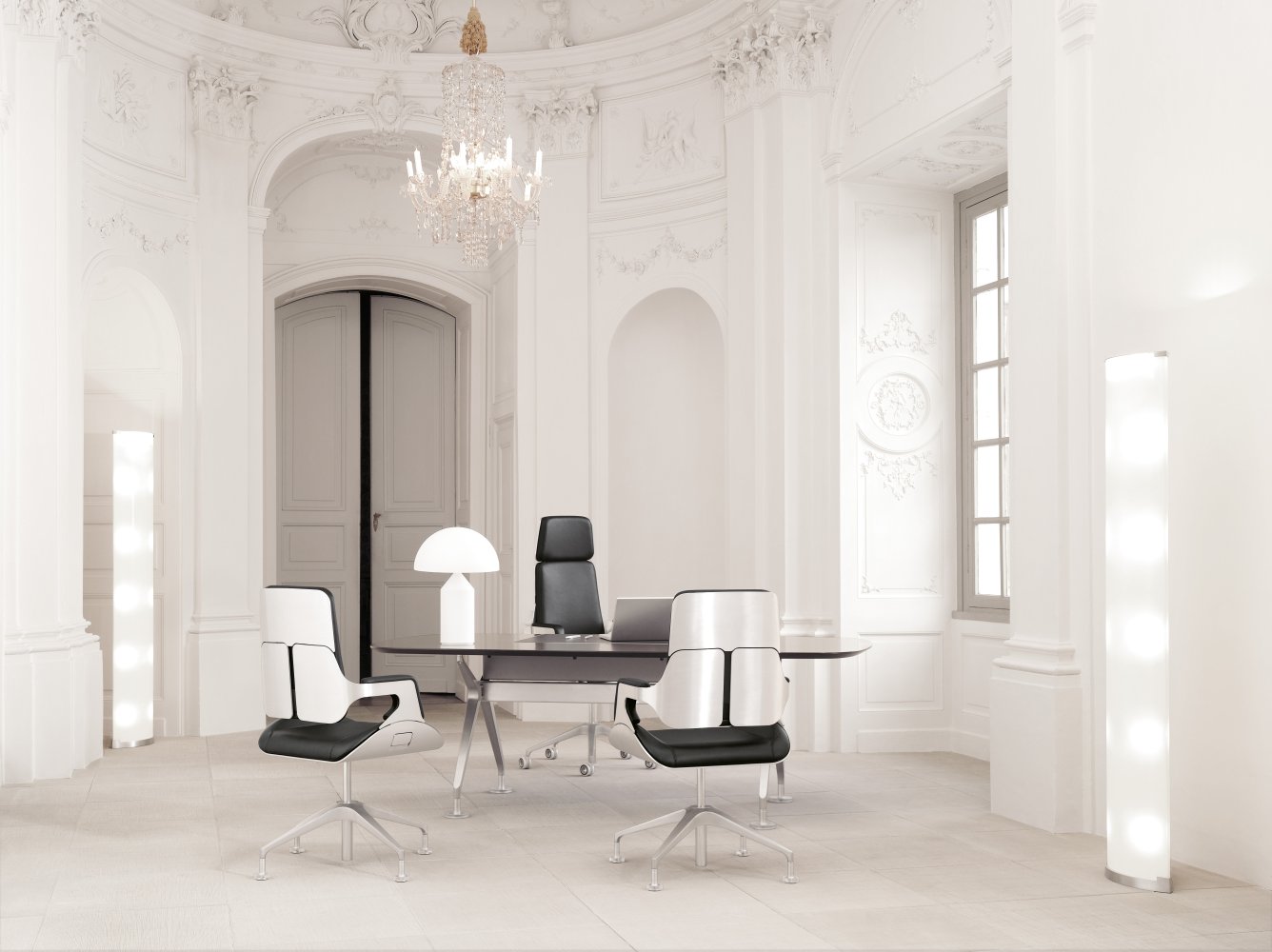 Silver SV11P Bürodrehstuhl hoch von Interstuhl in einem eleganten, weißen Büro mit Schreibtisch.