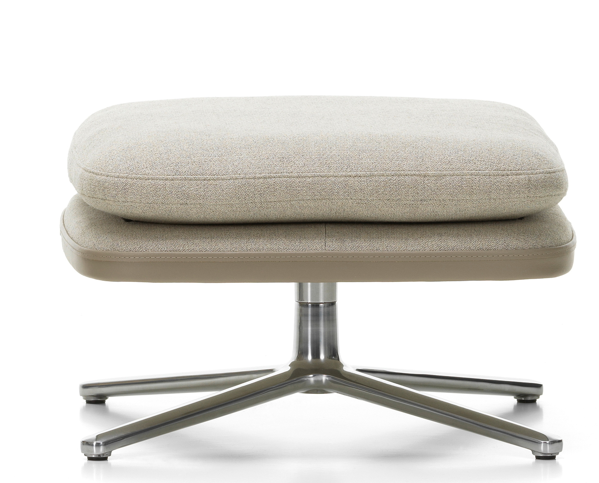 Vitra Grand Relax Ottoman in Beige mit Stoffbezug und silbernem Fußkreuz. Fußhocker für Relaxsessel.