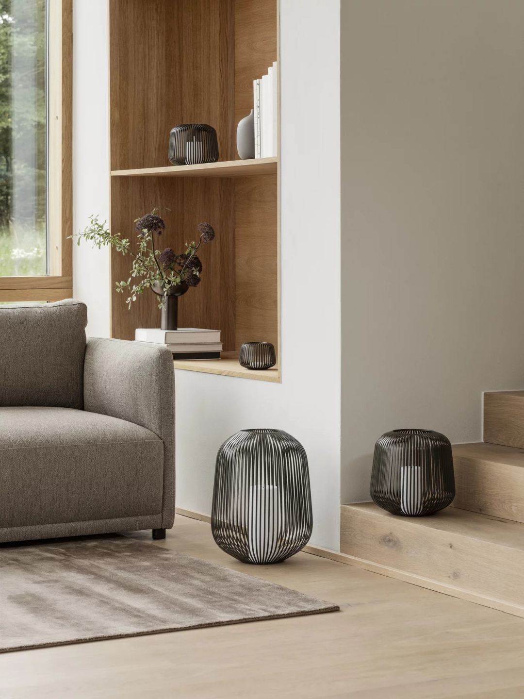 Visca Rug Teppich von Blomus, 200 x 300 cm, in modernem Wohnzimmer mit Sofa und Dekoration.