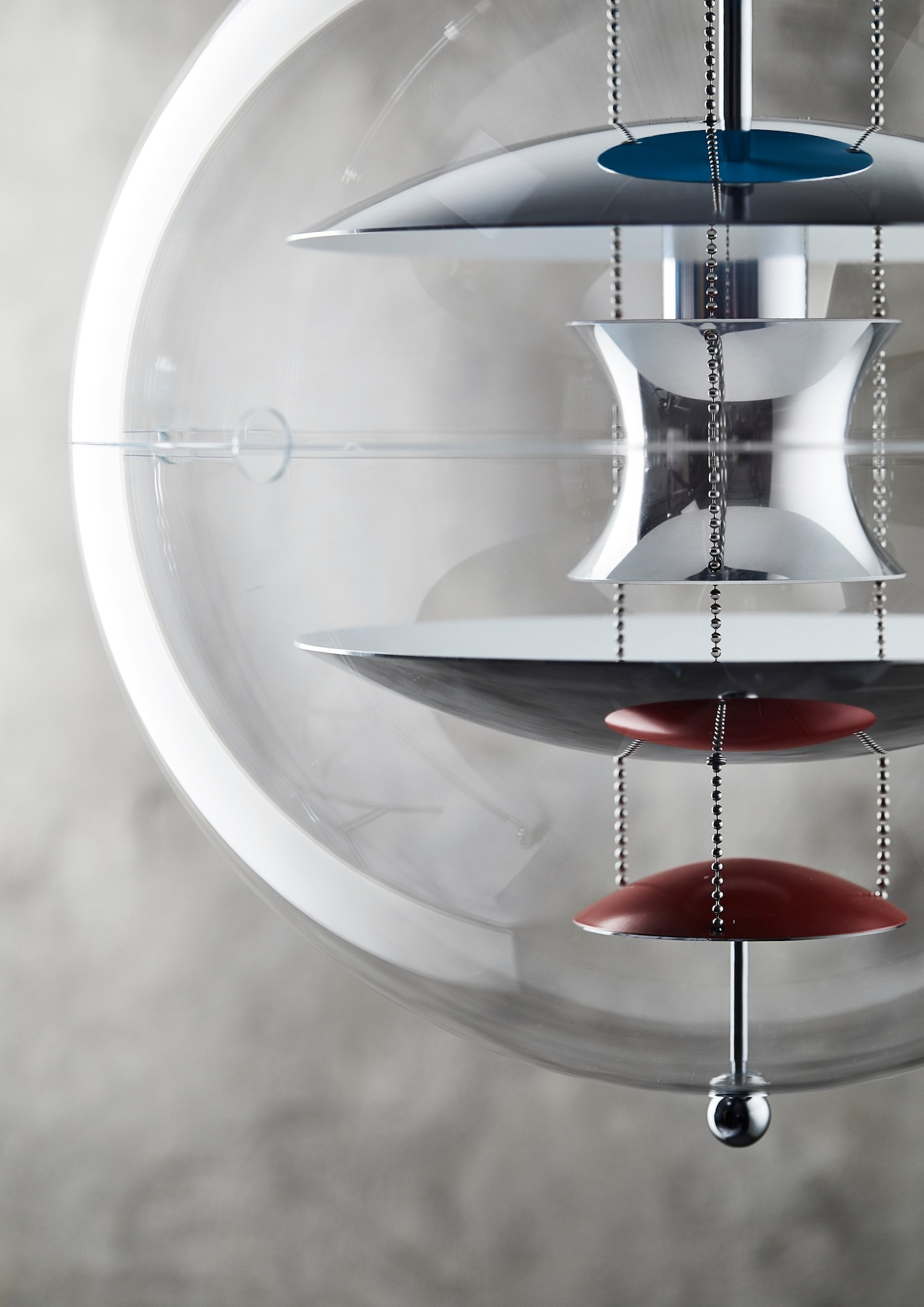 Detailaufnahme der Verpan VP Globe Pendelleuchte mit transparentem Acrylglas und farbigen Reflektoren.