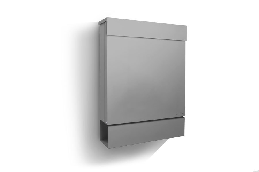 Schwarzer Letterman Briefkasten M von Radius, moderne Postkasten-Lösung für Hauswand, mit Zeitungsfach.