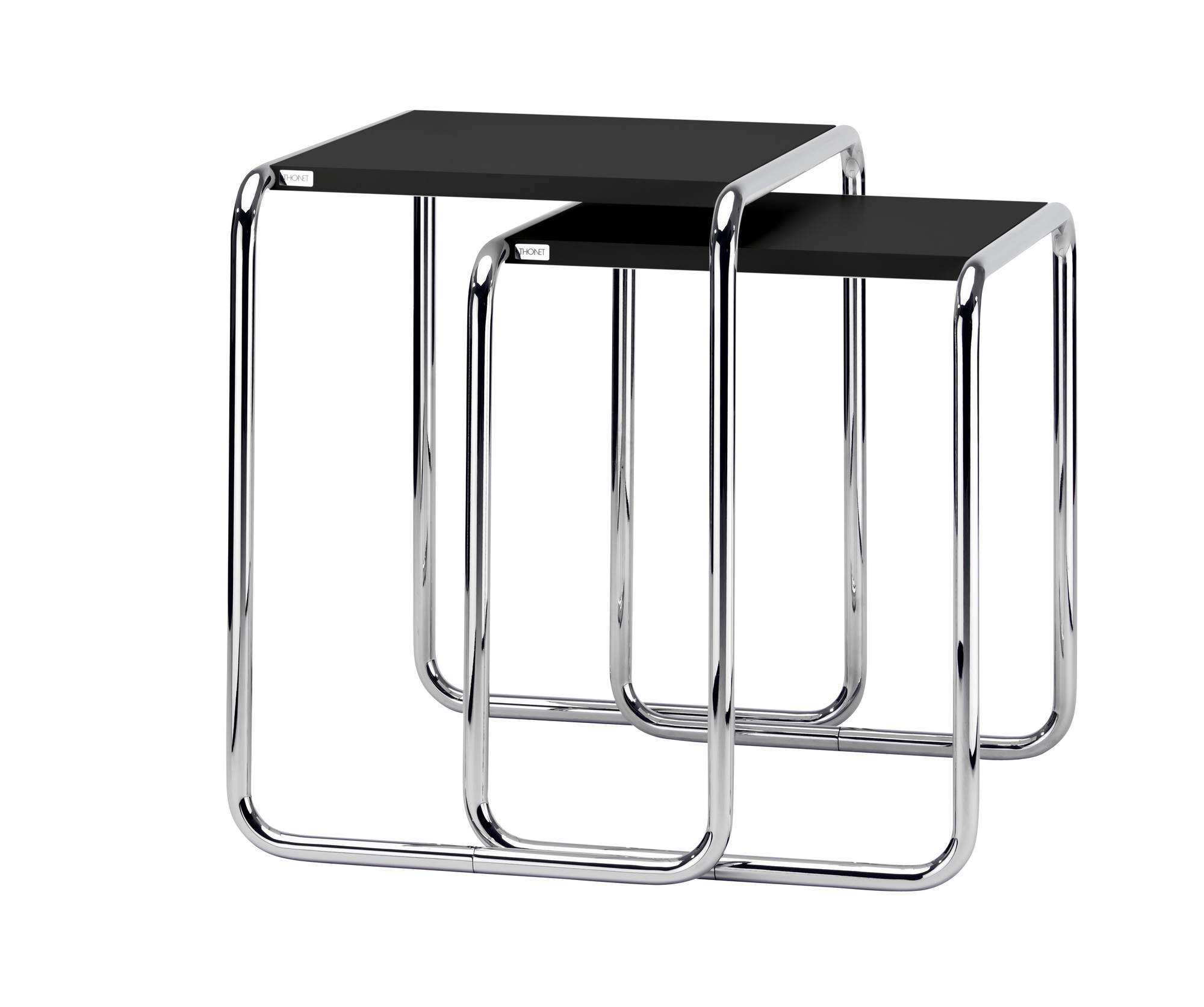 Zwei tiefschwarze Thonet Beistelltische B 9 a+b aus Stahlrohr, ineinander geschoben, auf weißem Hintergrund.