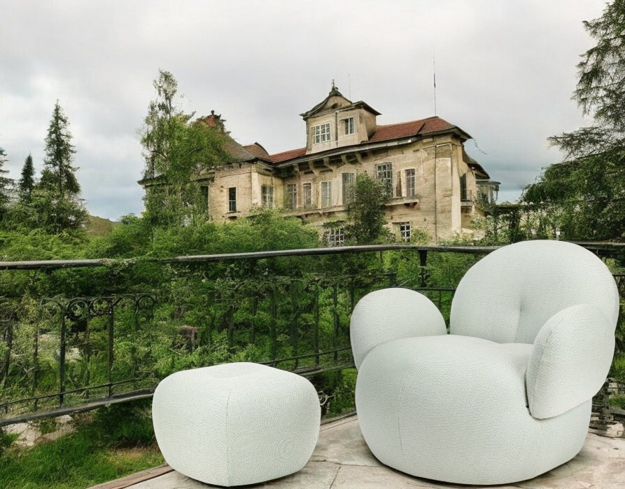 Nana Outdoor Pouf von Freifrau Manufaktur: Kleiner, weißer Ottoman/Hocker für den Außenbereich mit passendem Sessel.