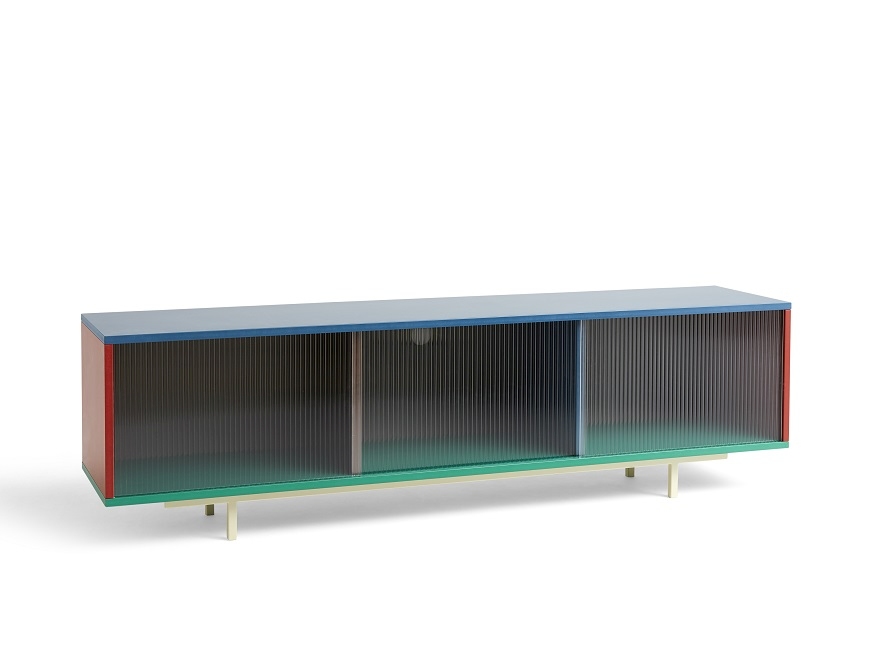 Farbenfrohes Hay Sideboard mit Glasfronten und filigranen Füßen, ideal als TV-Möbel.